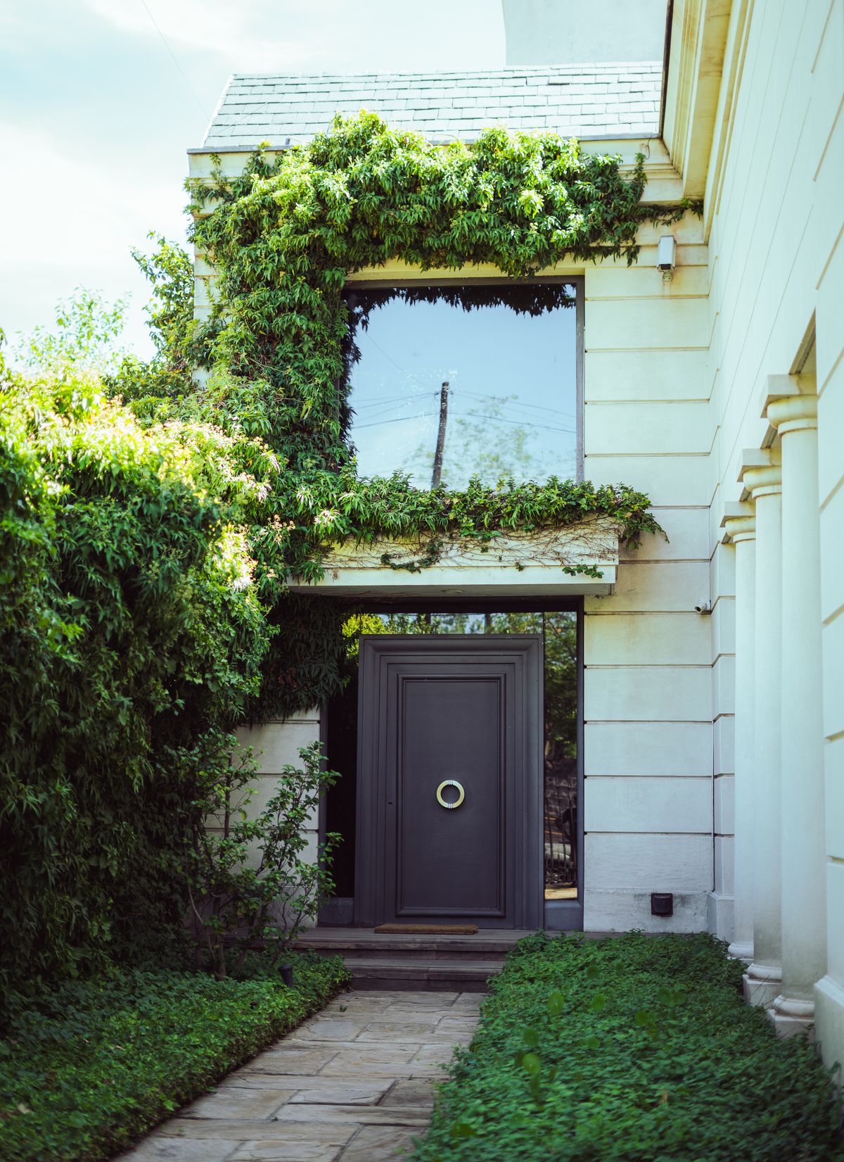 Aluminium Pivot Doors: Complete Buyer’s Guide Aluminium Pivot Doors: Complete Buyer’s Guide